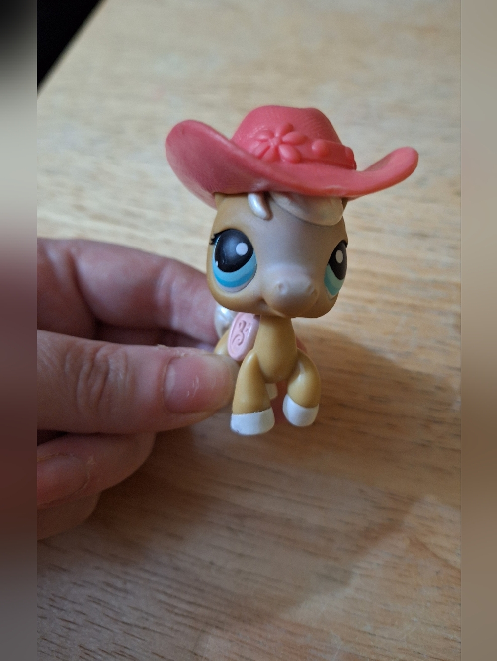 Littlest Pet Shop~#124~Horse~Gold~Pearl Mane~Pink Saddle~Blue Eyes~Red Magnet
